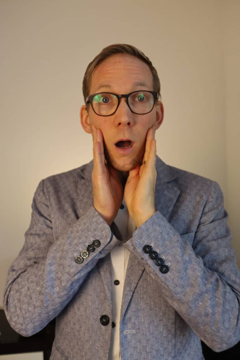 Jens Hermes hält sich mit überraschtem Gesicht beide Hände an die Wangen
