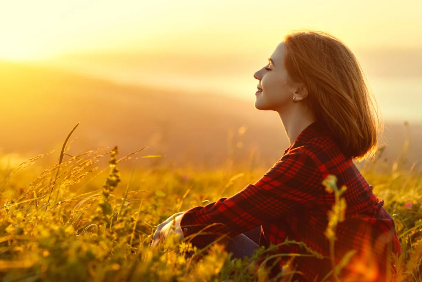 Eine Frau, die glücklich in die Ferne schaut